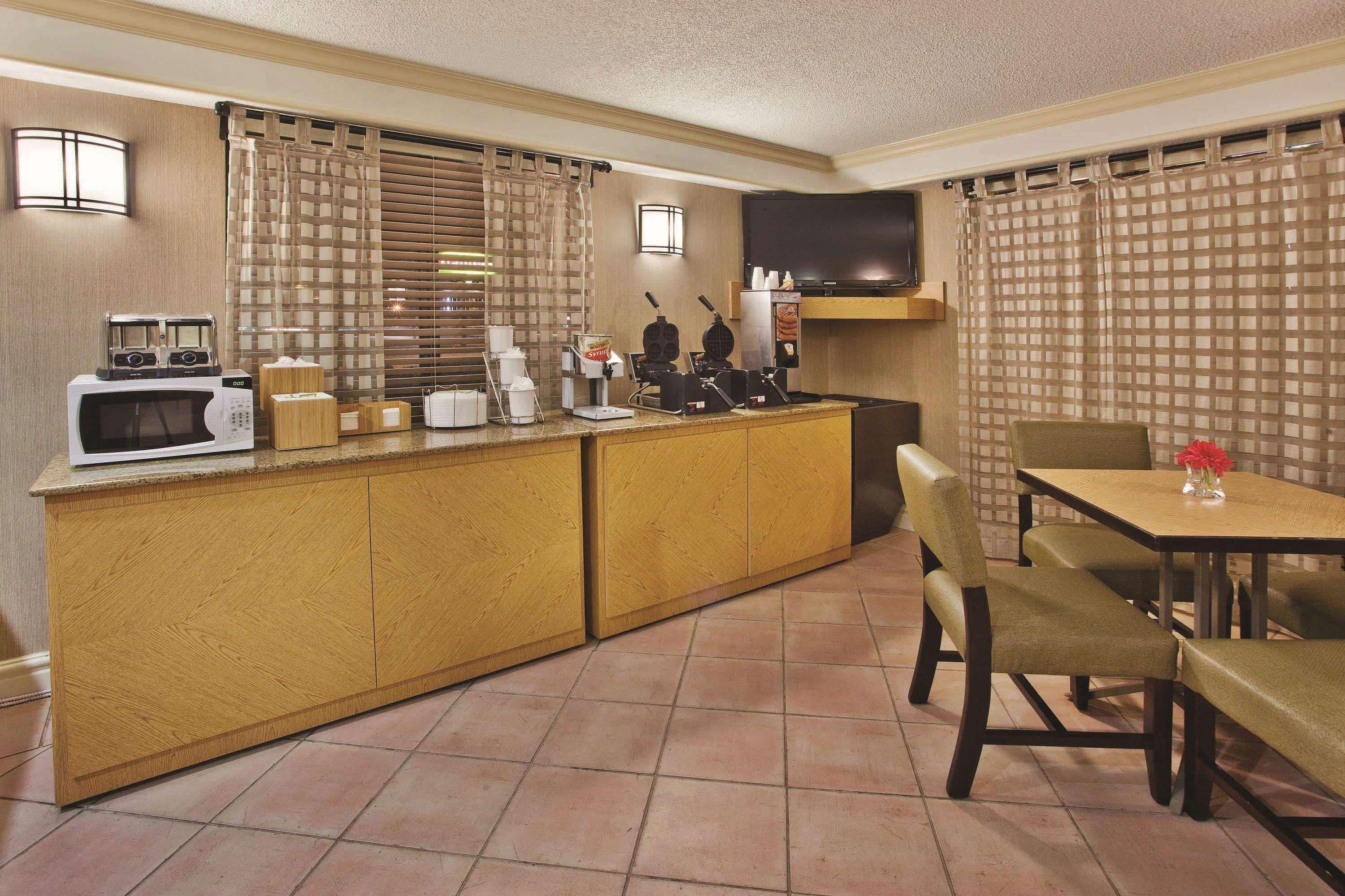 La Quinta Inn By Wyndham Savannah Midtown Exterior foto